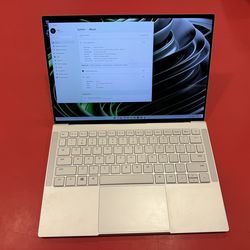 Razer Book 13 Laptop: Intel Core i7-1165G7 4 Core, Intel Iris Xe, 13.4" UHD 60Hz (1920x1200), 16GB RAM, 1TB SSD PCIe M.2 - Windows 11 - CNC Aluminum -