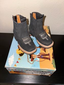 Toddler boots - size 4