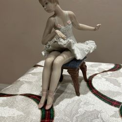 Lladro Vintage Ballerina (no box and broken hand)