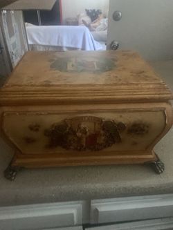 Romeo Y Julieta Hand Made Humidor $700 OBO , in Excellent Condition Serious Buyers And Offers Only Thx In Advance 