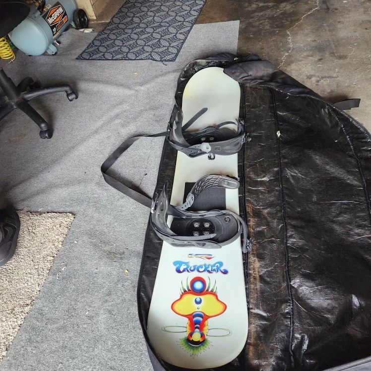 61.5 Snowboard with bindings and dakine bag