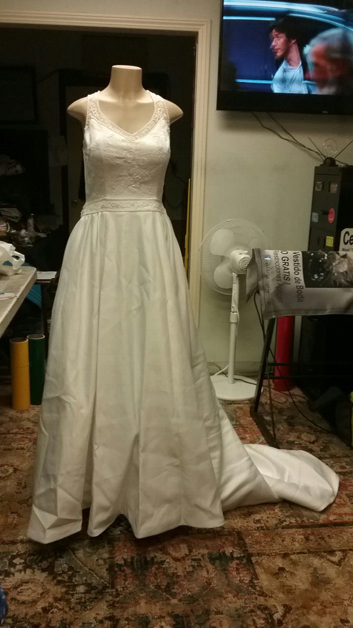Wedding dress, size 10. Brand new, A real bargain