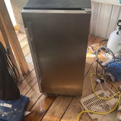 Danby Icemaker  Stainless