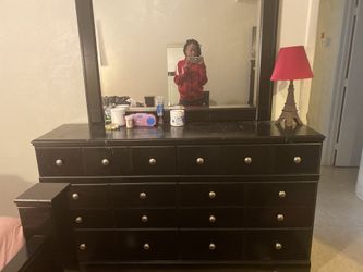 Dresser With Mirror