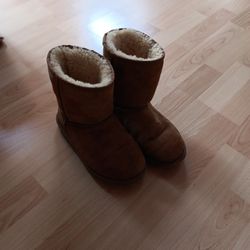 Used Good Condition Size 4 Real Uggs