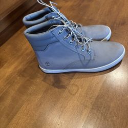 Woman’s gray Timberland Boots Size 8.5 Shipping Available 
