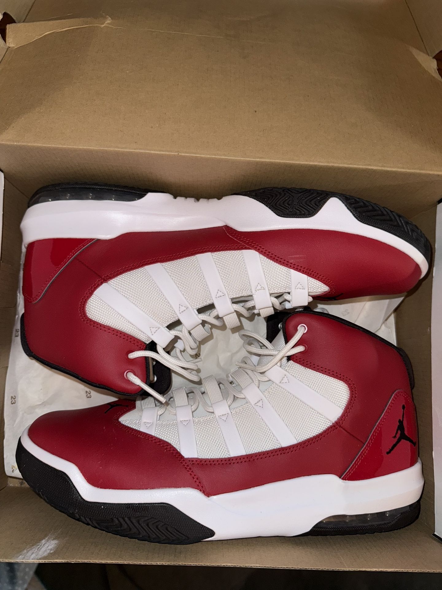 Air Jordan Max Aura 'Gym Red' Size 13