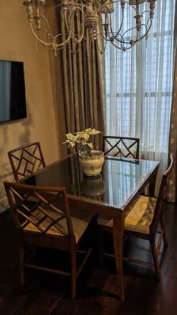 Hickory Brand Dining Table With 4 Chairs And A Glass Topper