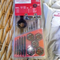 BRAND NEW NEVER OPENED MILWAUKEE  METRIC 17 PIECE TAP AND DIE SET 