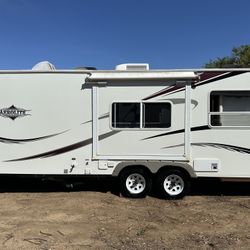 2006 Aerolite By Dutchmen 25ft Double Slide Sleeps 9-10