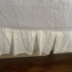 Bed Skirt Fits Full/Queen Bed 