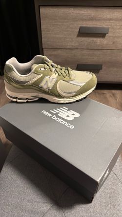 New Balance 2002R en el colorway "Dark Olivine"