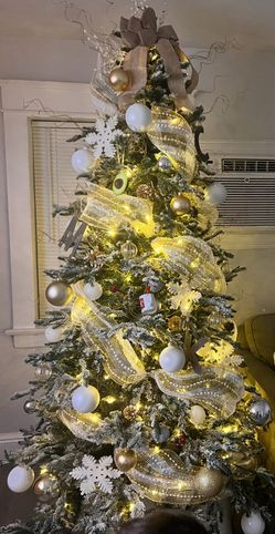 7.5 Ft, Pre-lit Flocked Christmas Tree