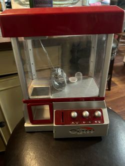 Kids working claw machine battery operated