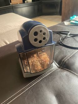 Electric pencil sharpener