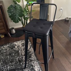 1 Bar Stool 