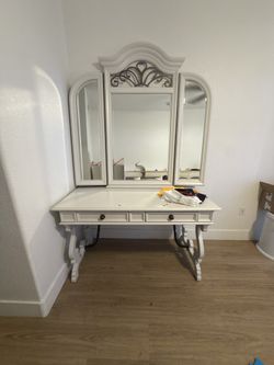 Hekman Sofa Table With Mirror