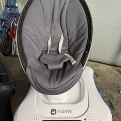 4moms MamaRoo baby swing
