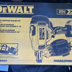 DeWalt SOLD ****20V Max 15° Roofing Nailer Kit