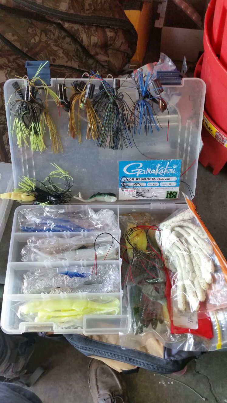 Fishing worms and lures/jigs/plano case