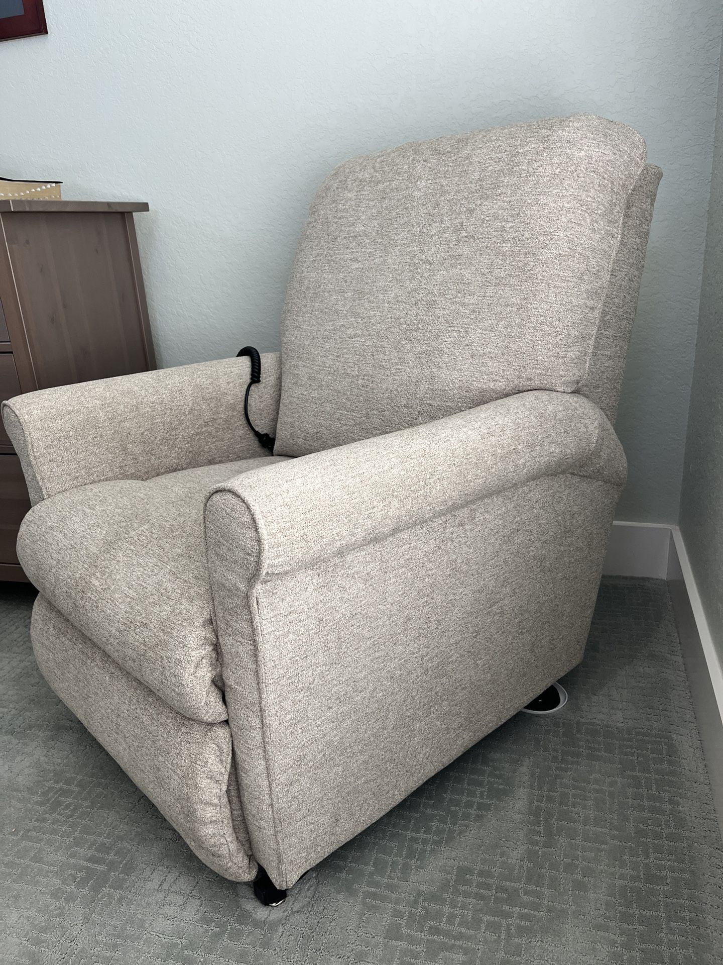 La Z Boy Electronic Lift And Recliner Chair