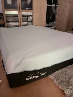 Clean Tempurpedic ProAdapt Hybrid Mattress
