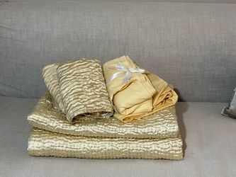 PIER ONE BEAUTIFUL GOLD QUEEN SIZE BEDSPREAD, AND TWO STANDARD SHAMS plus free bonus: queen sz, Ralph Lauren sheets