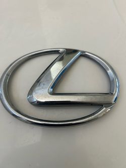 Lexus ES 350 FRONT GRILLE EMBLEM