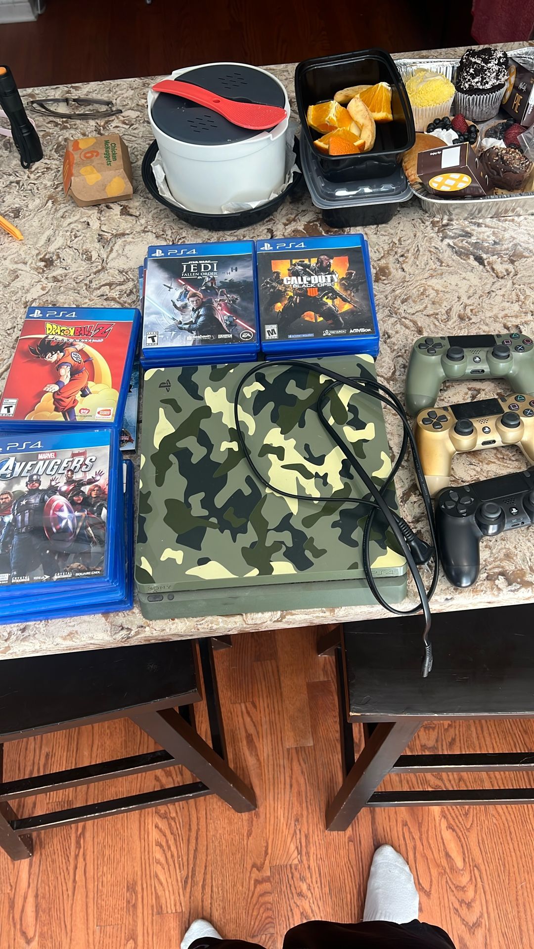 Ps4 with 17games/3controllers
