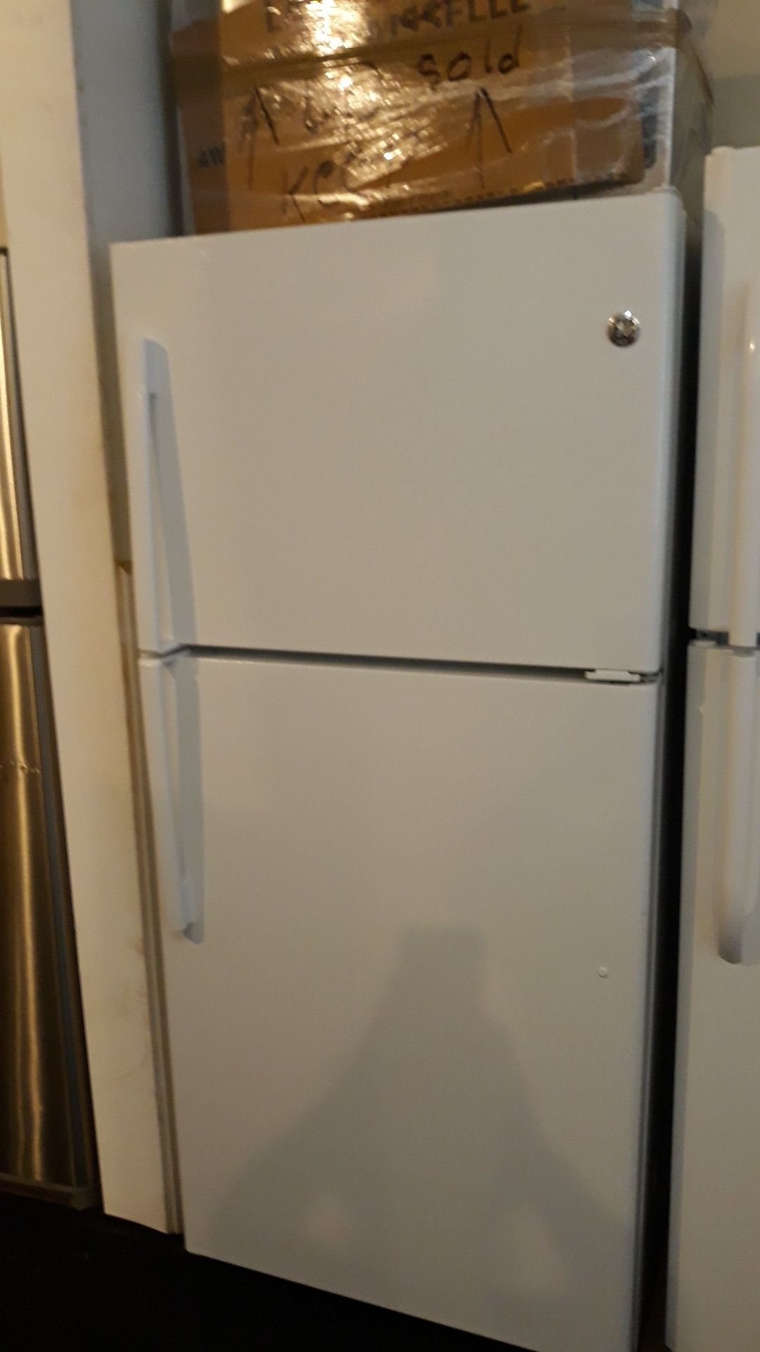 Ge top and bottom refrigerator brand new scratch and dent 6 months warranty