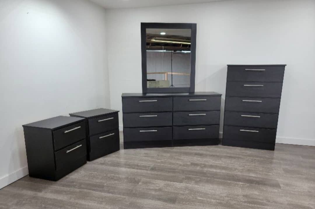 Dresser With Mirror Chest And Two Nightstand // Cómoda Con Espejo Gavetero Y Dos Mesitas De Noche