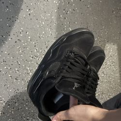 black cats 4s size 9’5