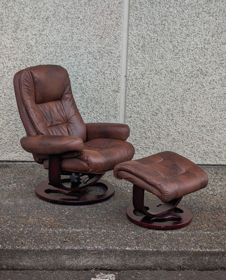 Vintage Lane Stressless Living Room Swivel Lounge Chair with Ottoman