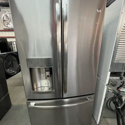 GE 28 Cubic Ft Refrigerator w/ Water Ice & Keurig 