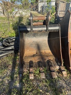 Buckets For John Deere The First Picture Fits A John Deere 160D And 200G And The Send Picture And Third Fits A John Deere 240D And 300G