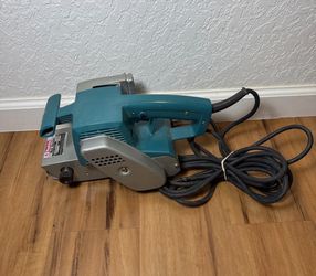 MAKITA 9900B 7.8A 3" X 21" BELT SANDER W/ BAG