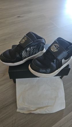 Boy shoes 9c / 10