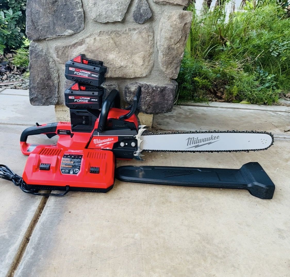 Milwaukee M18 FUEL Brushless 20 in. Dual Battery Chainsaw + 2-8.0 Ah FORGE Batteries & Fast Charger New