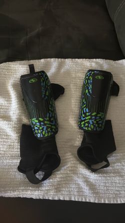Boys shinguards size small