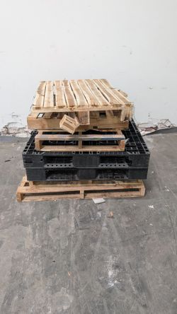Free plastic pallets and wood pallets