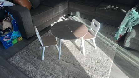 Kids round table and 2 Chairs