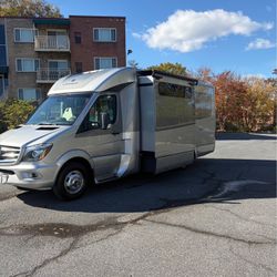 2019 Leisure Travel Unity U24MB