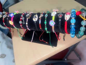 En venta pulceras dos por 5 nuevas