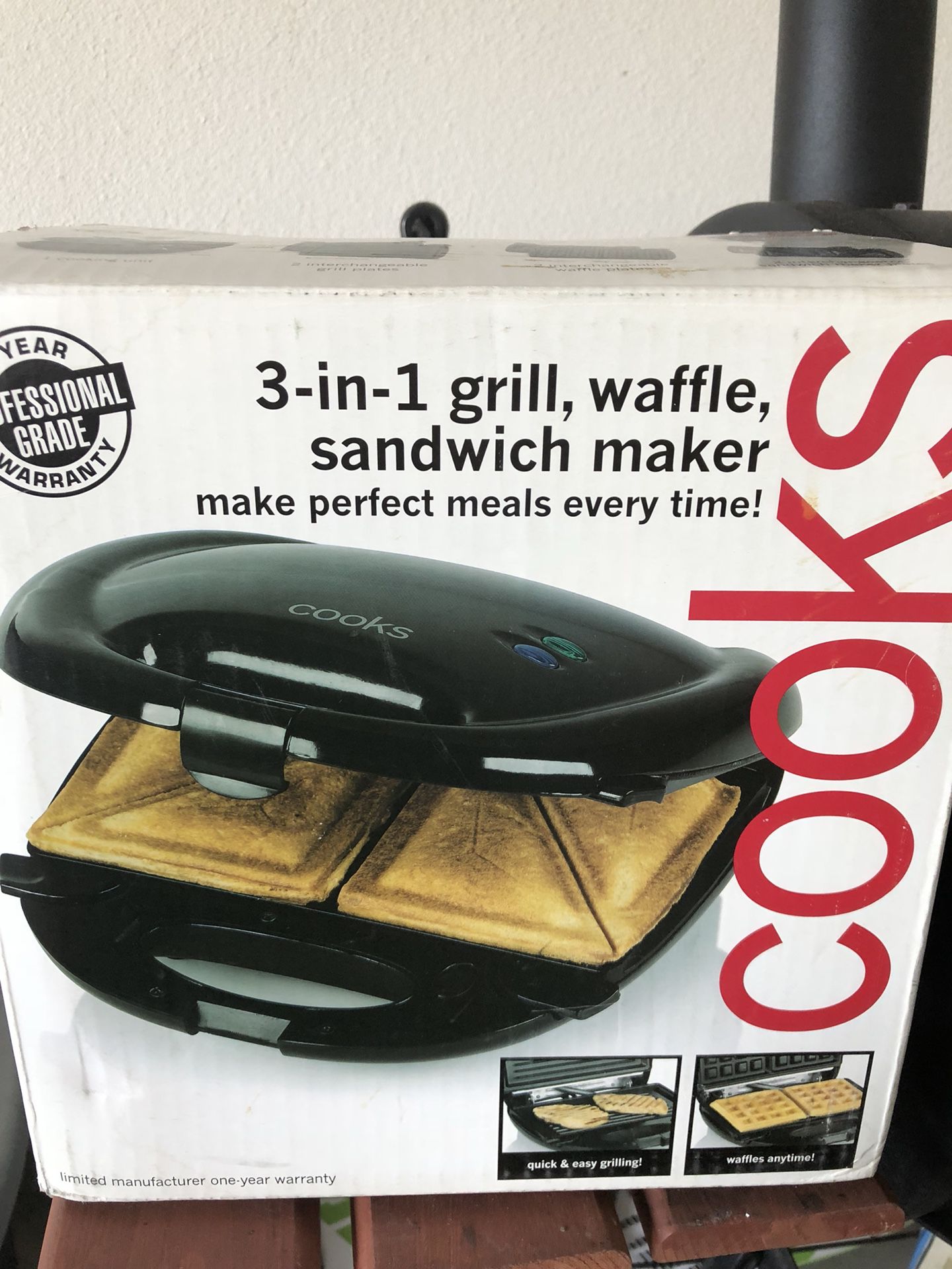BLACK+DECKER 3-in-1 Morning Meal Station Waffle Maker, Grill, or Sandwich  for Sale in Denver, CO - OfferUp