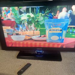 SAMSUNG TV Like New With Wires And Remote Control 
