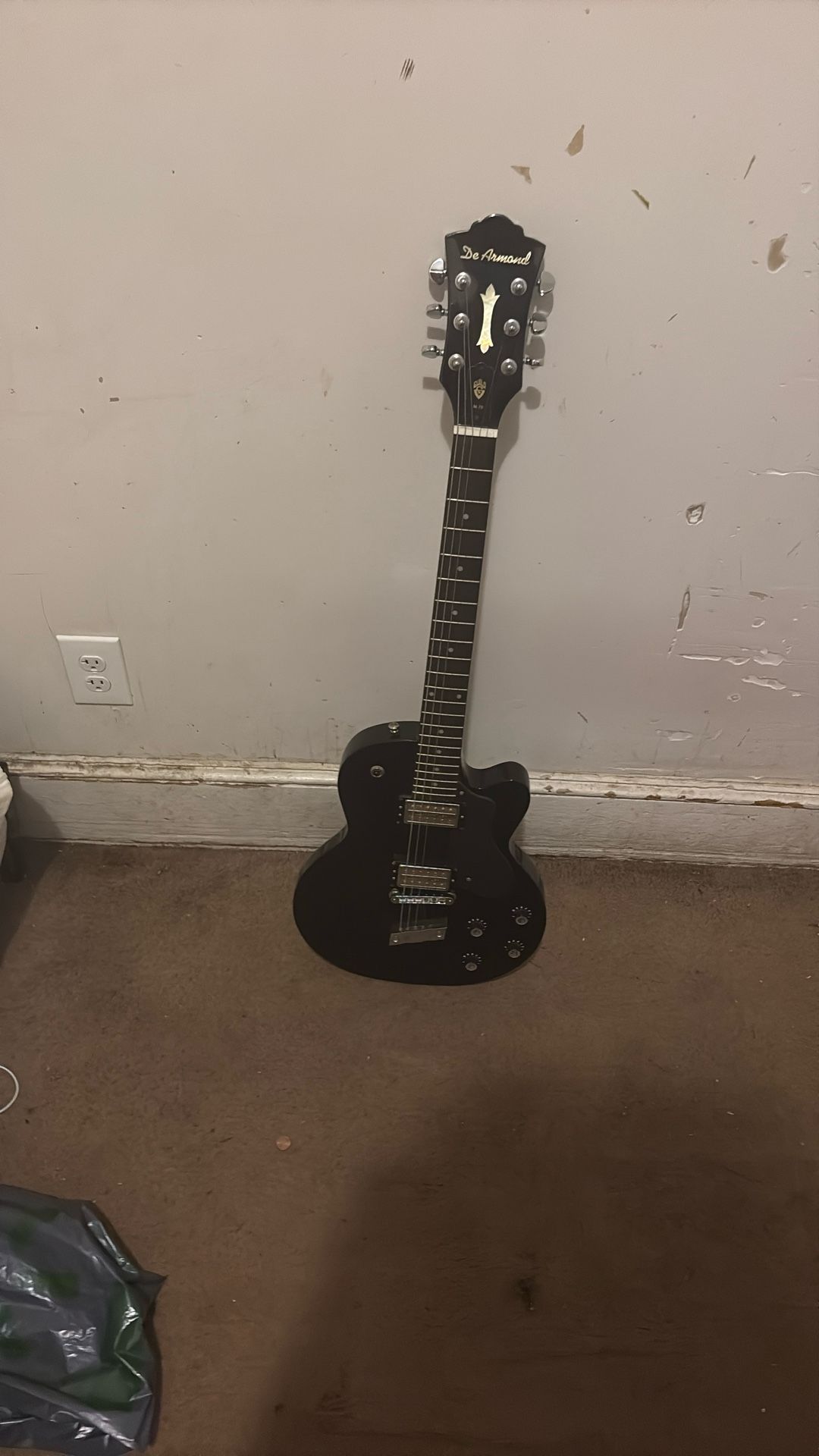 Dearalmond M-70 Guitar