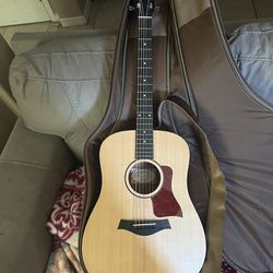 Taylor Big Baby Acoustic Guitar With Strap and Case. 