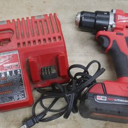 MILWAUKEE 3601-20 1/2 DRILL DRIVER & 2.OAH BATTERY & 48-59-1812 CHARGER PRE OWNED 890057-1
