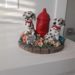DALMATIANS PORCELAIN FIGURINE EXCELLENT QUALITY 