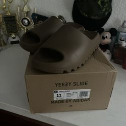 YEEZY SLIDES- MEN SIZE 11